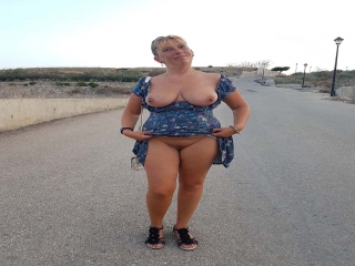 Exhibeuse Française Robe Relevée – Nichons Nus Chatte Poilue Route